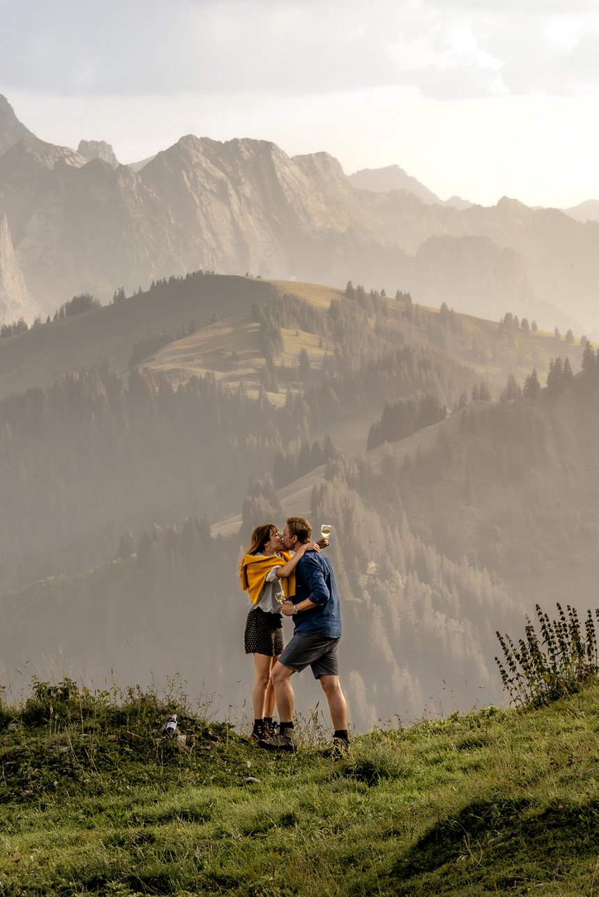 Un couple sur un alpage face aux montagnes de Gstaad