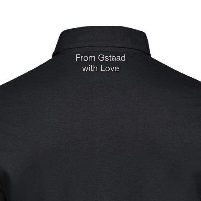 « From Gstaad with Love » brodé sous le col d'un polo noir